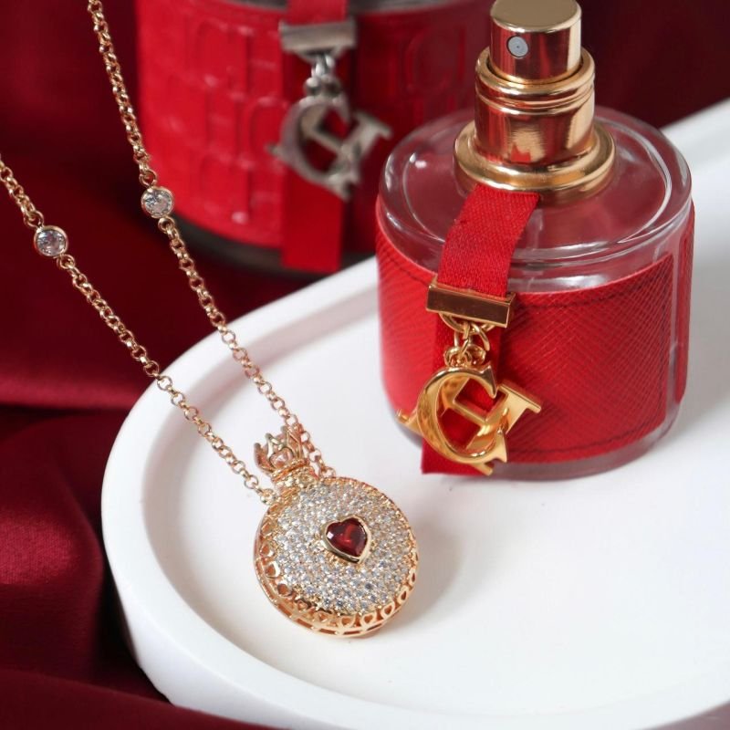 Colar Paris Pingente Perfumeiro Cravejado